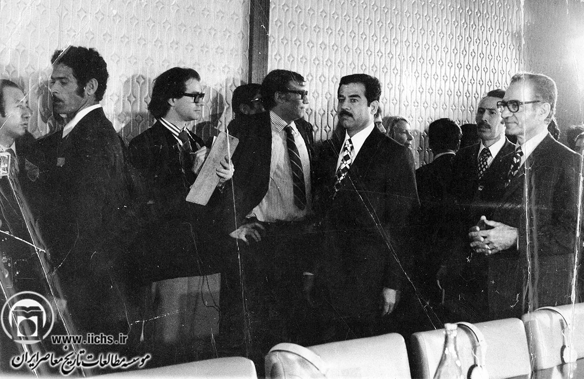 محمدرضا پهلوی در سفر به الجزایر در کنار صدام حسین، معاون رئیس‌جمهور عراق (سال 1353)