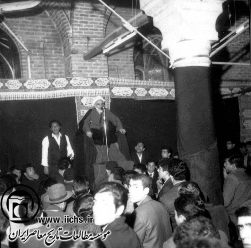 زنده‌یاد حجت‌الاسلام والمسلمین حاج شیخ محمدتقی فلسفی در حال سخنرانی در یکی از مساجد تهران (دهه 1330)