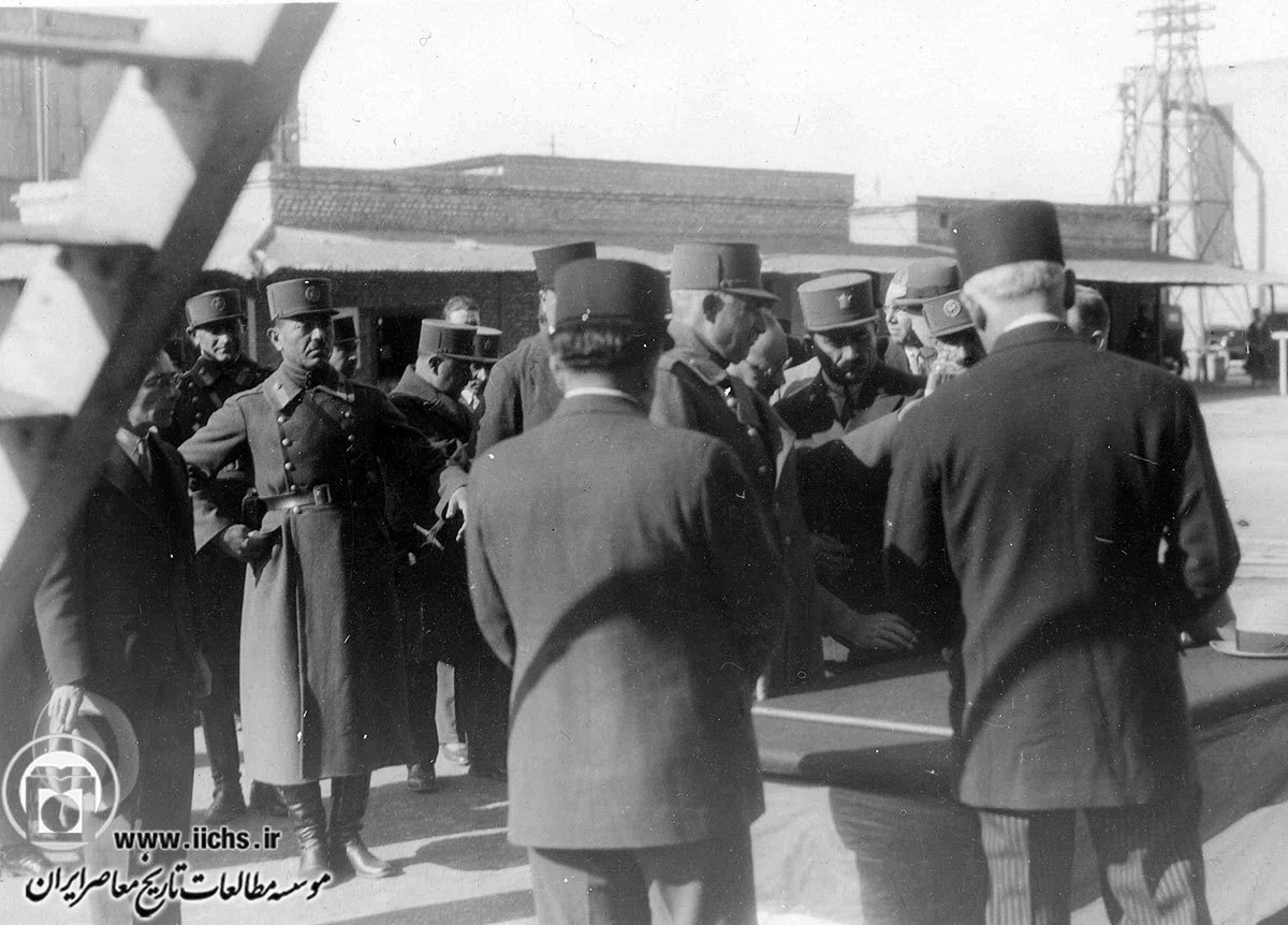 رضاشاه همراه جمعی از فرماندهان بلندپایه ارتش و مهندسان آلمانی در یکی از بازدیدها 