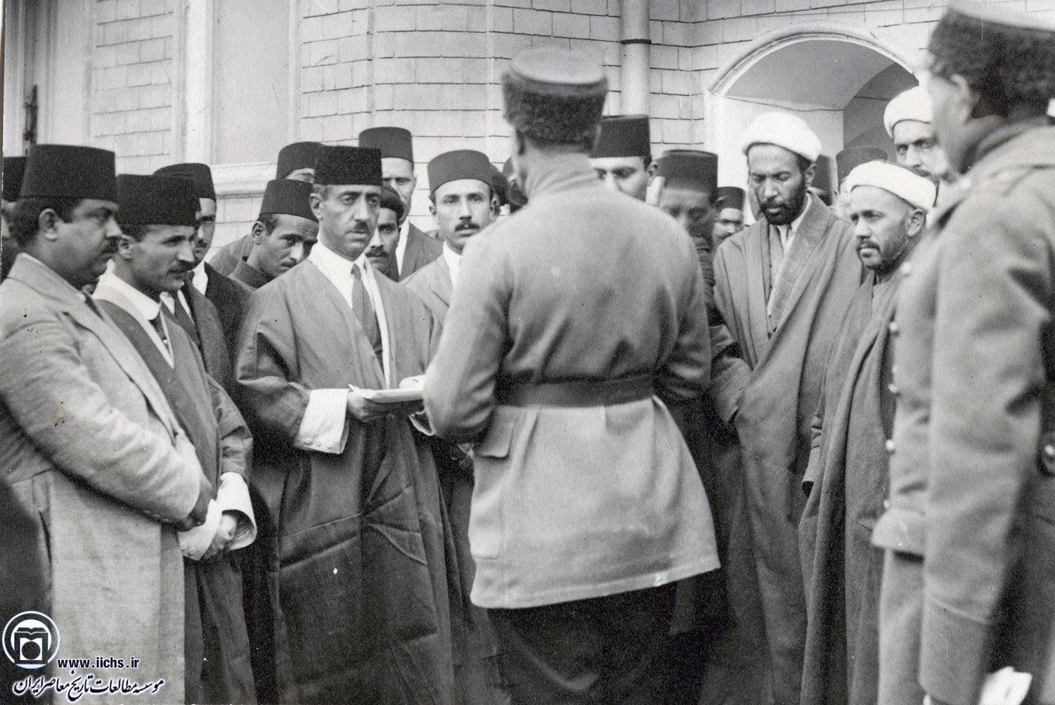 محمدتقی بهار و برخی از نمایندگان پنجمین دوره از مجلس شورای ملی در گفت‌‎وگو با رضاخان