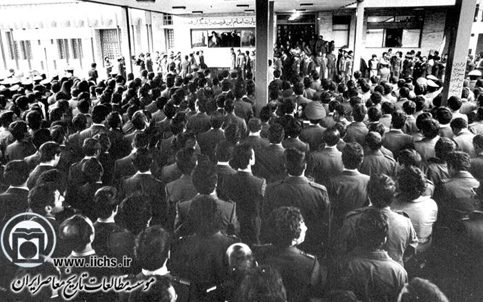 نمایی از بیعت تاریخی همافران نیروی هوایی ارتش با امام خمینی در مدرسه علوی (19 بهمن 1357)