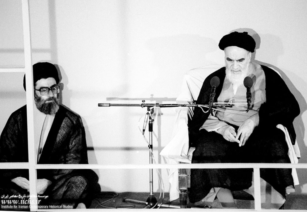 امام خمینی در حال سخن گفتن در جلسه تنفیذ حکم دومین دوره ریاست‌جمهوری آیت‌الله سیدعلی خامنه‌ای در حسینیه جماران (12 شهریور 1364)