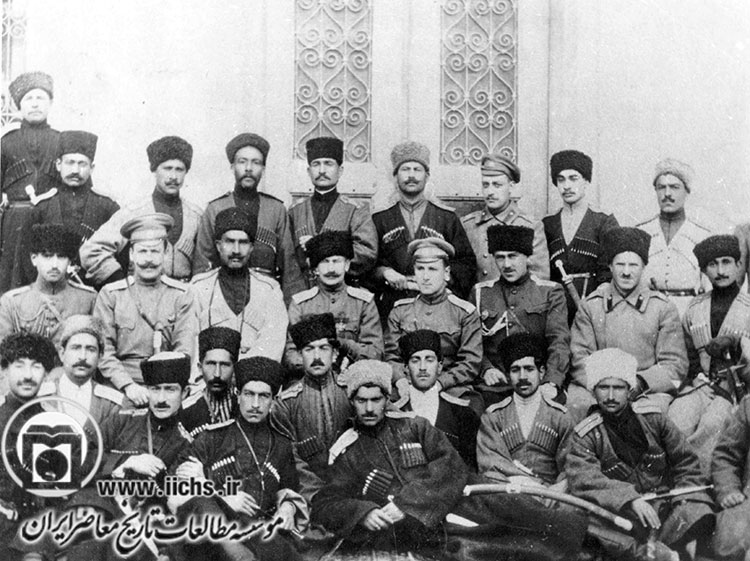 رضاخان پهلوی فرمانده تیپ مختلط همدان در میان جمعی از افسران ایرانی و روسی تحت فرمان خود، در روز قبل از کودتا 1299