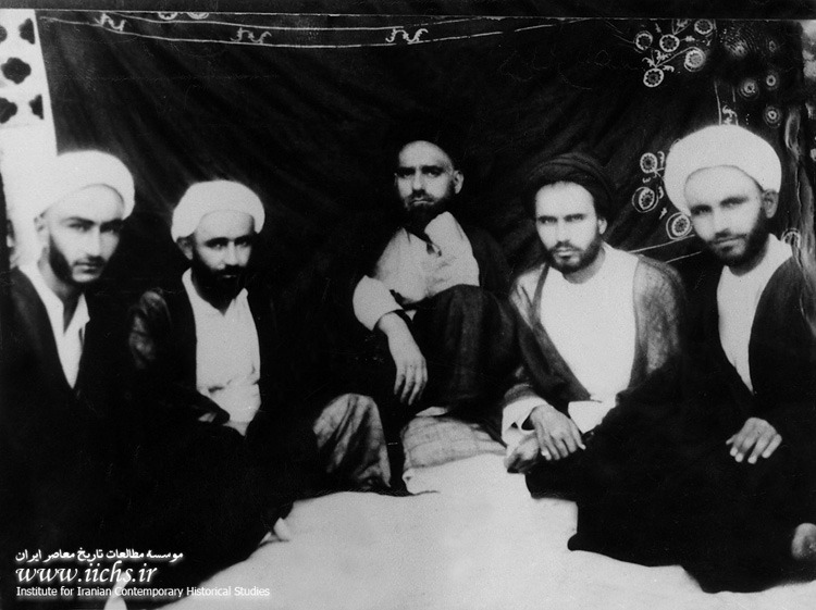 امام خمینی در کنار برخی دوستان و هم‌درسان خویش در دوران طلبگی در قم