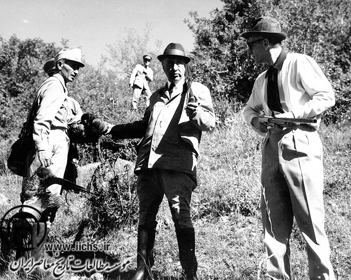 محمدرضا پهلوی همراه ابوالفتح آتابای هنگام شکار در جنگل‌های رامسر