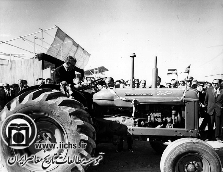 محمدرضا پهلوی سوار بر تراکتور در جریان بازدید از نمایشگاه کشاورزی