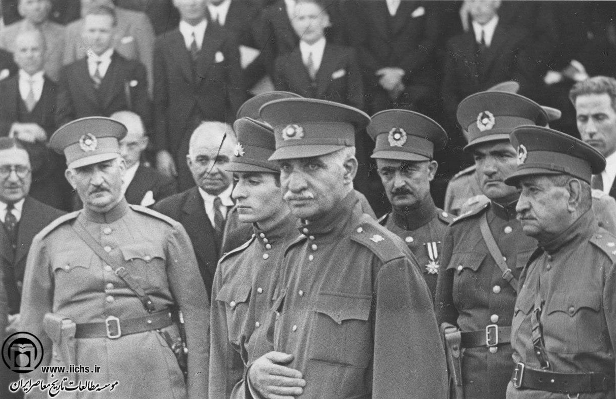 رضاشاه و محمدرضا پهلوی به اتفاق عده‌ای از امرای ارتش در یک بازدید