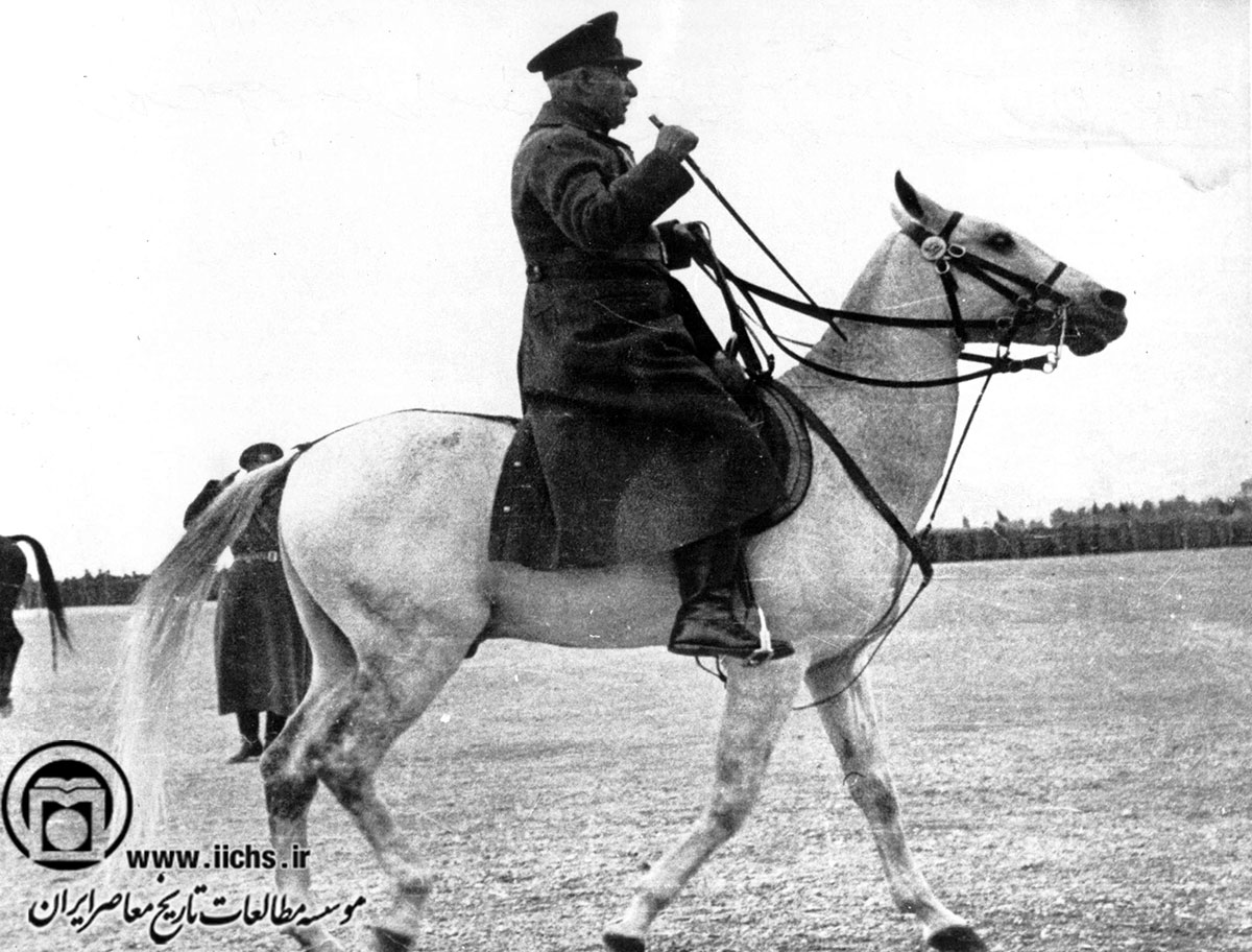 رضاشاه سوار بر اسب هنگام سان ارتش در میدان جلالیه تهران