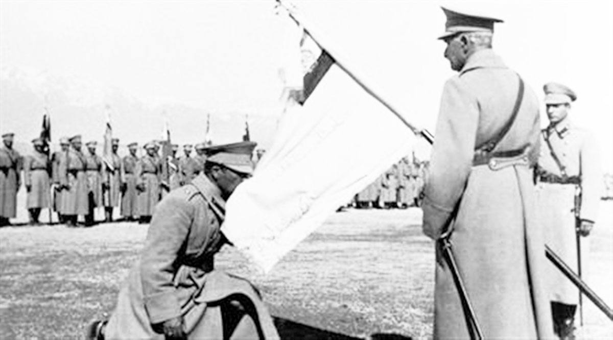 سوگند خوردن یک سرباز به پرچم در برابر رضاشاه 