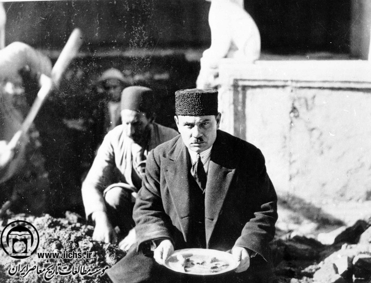 خارج کردن استخوان‌های کریم‌خان زند از محل دفن وی در کاخ گلستان، در زمان رضاخان