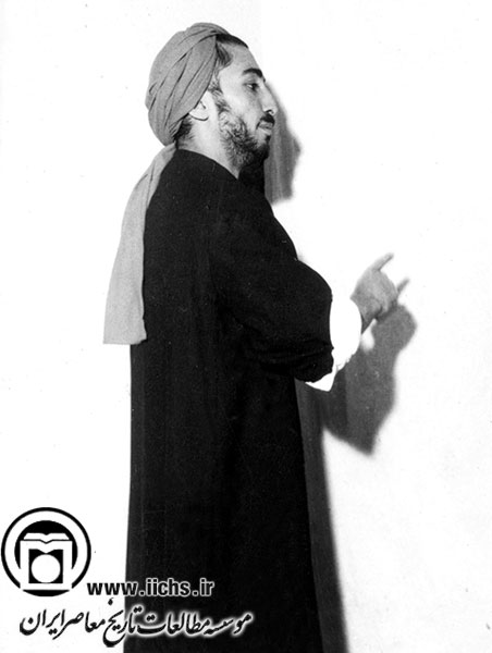 شهید سیدمجتبی نواب صفوی در حاشیه یک گفت‌وشنود مطبوعاتی (سال 1329)