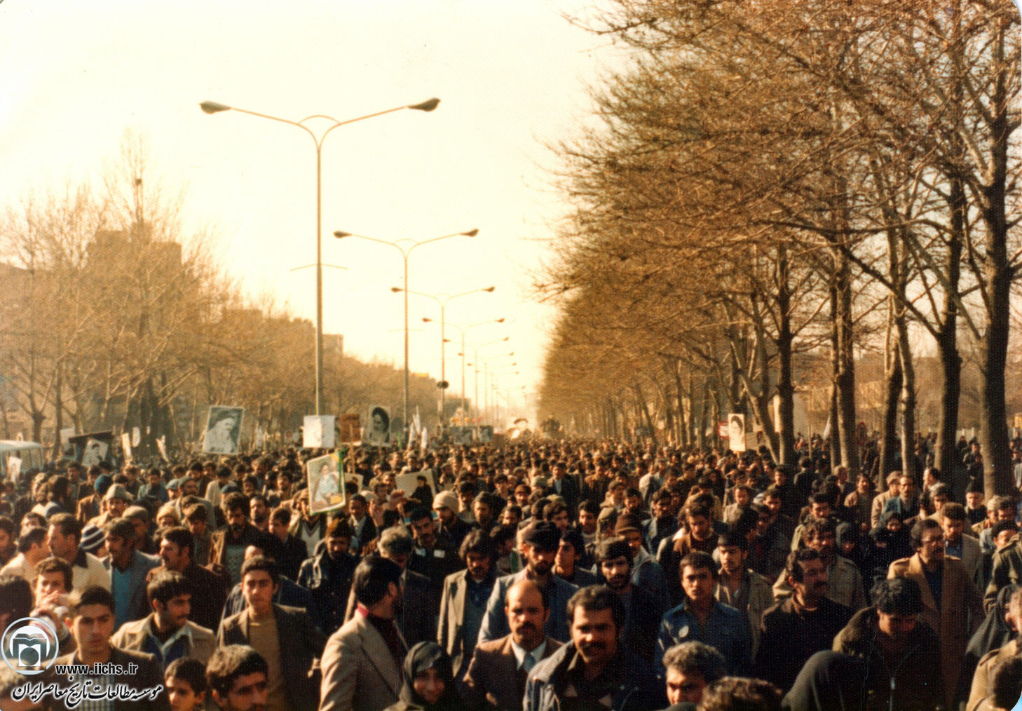 خیابان آزادی تهران؛ حرکت گروه‌های متنوع مردم به سوی فرودگاه مهرآباد برای استقبال از امام خمینی (12 بهمن 1357)