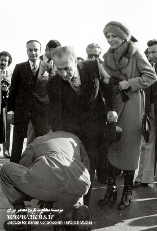 فرودگاه مهرآباد تهران؛ محمدرضا پهلوی و فرح دیبا در حال ترک ایران (صبح 26 دیماه 1357)