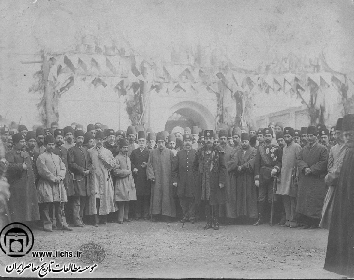 ناصرالدین‌شاه قاجار به اتفاق جمعی از رجال و مقامات مملکتی