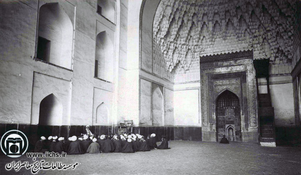  کلاس درس روحانیان در مسجد گوهرشاد مشهد در اوایل سلطنت رضاخان