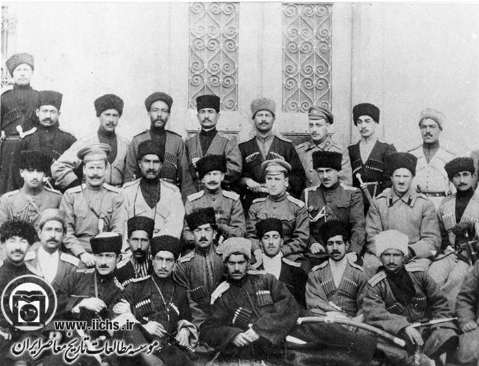  رضاخان، فرمانده تیپ مختلط همدان، در میان جمعی از افسران ایرانی و روسی