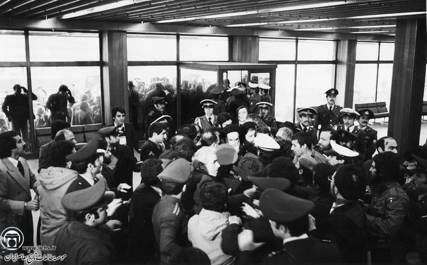 12 بهمن 1357: امام خمینی در حال ورود به سالن فرودگاه مهرآباد تهران