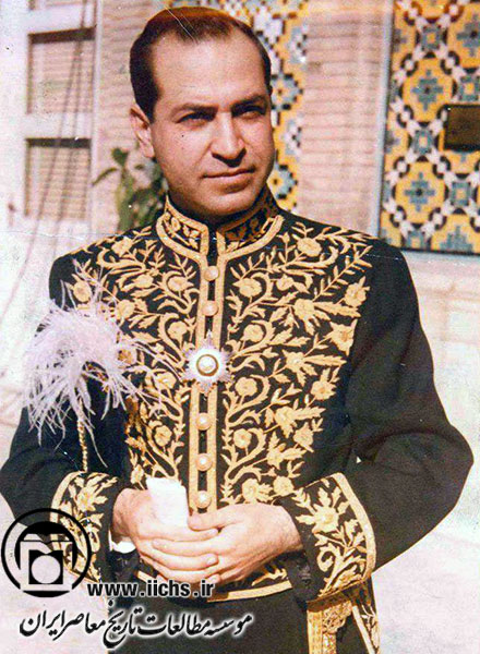  نصرت‌الله معینیان، رئیس دفتر مخصوص محمدرضا پهلوی، با لباس تشریفات در یکی از روزهای سلام