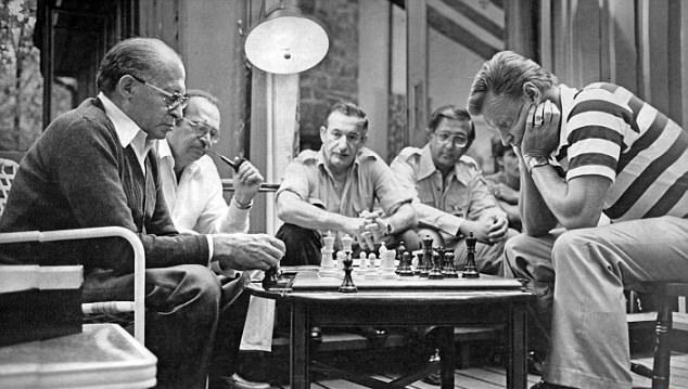 برژینسکی در حال شطرنج‌بازی با مناخم بگین، نخست‌وزیر وقت رژیم صهیونیستی، در کمپ دیوید (سال 1978م )