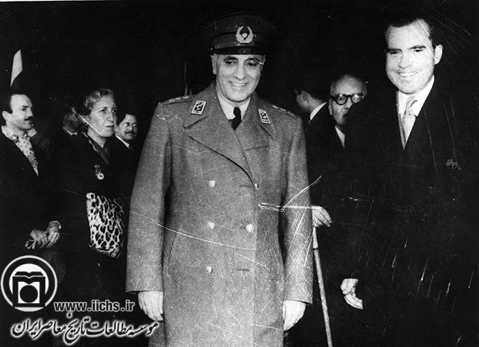 فضل‌الله زاهدی، نخست‌وزیر، در کنار ریچارد نیکسون (معاون رئیس‌جمهور آمریکا) که به ایران سفر کرده بود