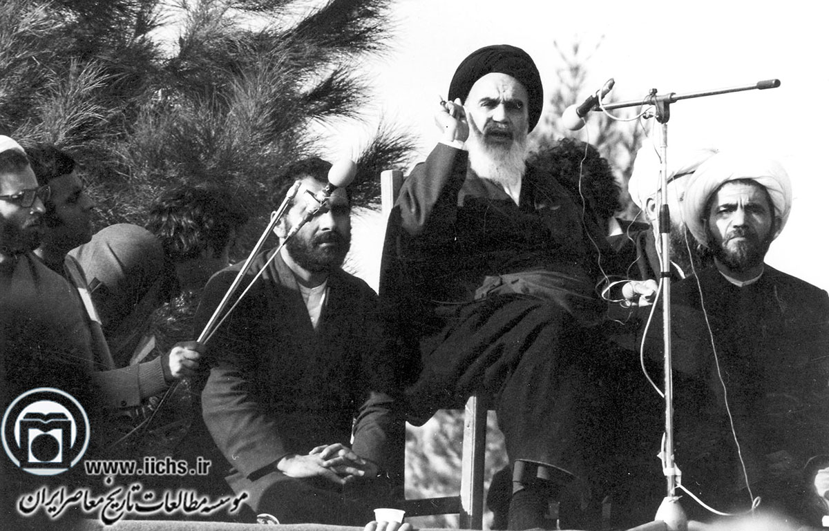 امام خمینی در حال سخنرانی تاریخی خویش در بهشت زهرا (12 بهمن 1357)