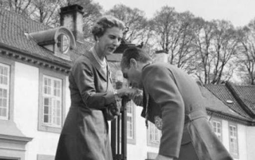 دست‌بوسی و تعظیم محمدرضا پهلوی در برابر ملکه انگلیس