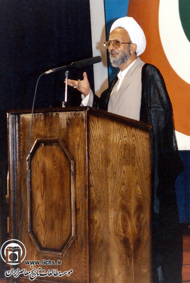  زنده‌یاد آیت‌الله محمدتقی مصباح یزدی در حال سخنرانی در یکی از کنگره‌های داخلی (دهه 1370)