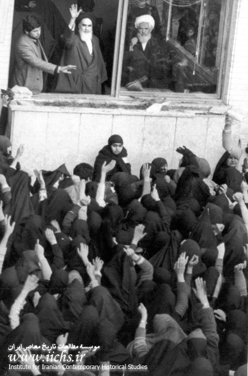 دیدار مردم با امام خمینی در روزهای اقامت ایشان در مدرسه علوی تهران