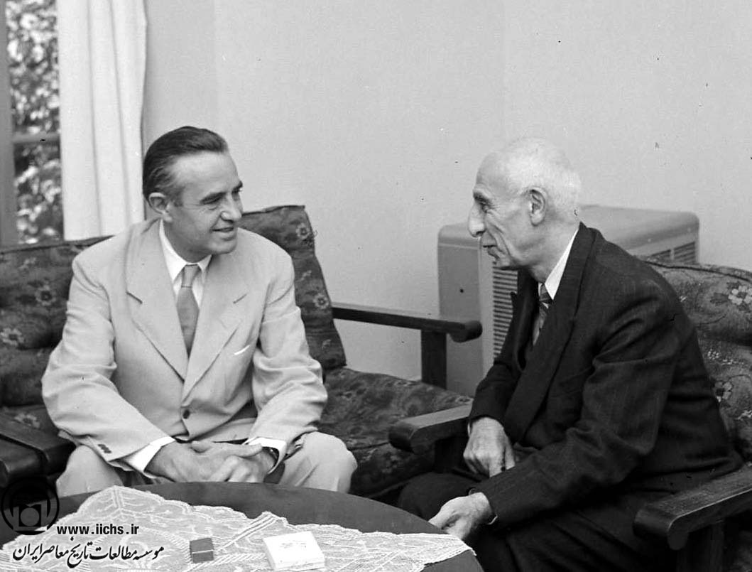  محمد مصدق در دیدار با آورل هریمن، وزیر خارجه آمریکا، در تهران (تیر 1330)
