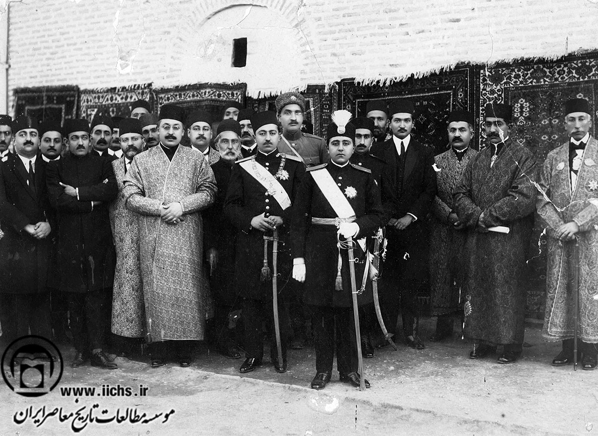 احمدشاه و محمدحسن‌میرزا ولیعهد درلباس رسمی به اتفاق رضاخان سردار سپه، وزیر جنگ، و عده‌ای از رجال و دربار