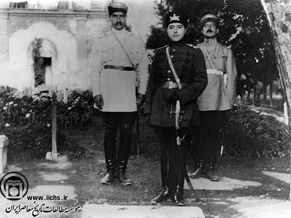 احمدشاه قاجار به اتفاق رضاخان میرپنج، وزیر جنگ، و جان محمدخان امیرعلائی، آجودان خود