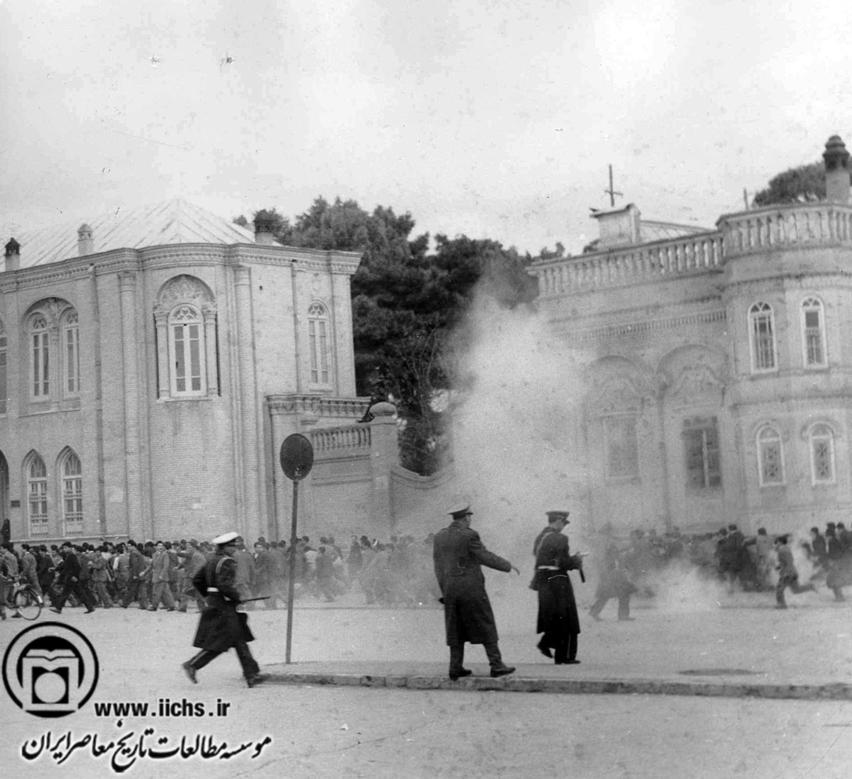 درگیری مردم با پلیس در مقابل ساختمان مجلس شورای ملی در ایام نهضت ملی شدن صنعت نفت