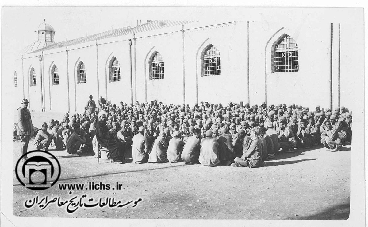 زندانیان زندان قصر در دوره رضاشاه پهلوی در محوطه زندان (سال 1310)
