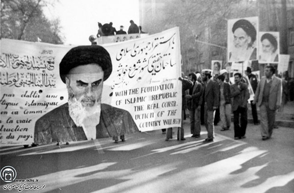 نمایی از راه‌پیمایی مردم در خیابان انقلاب تهران (دی 1357)