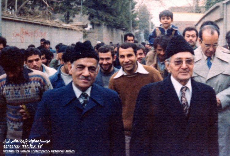 کریم سنجابی در کنار حاج محمود مانیان در حال عزیمت به مدرسه علوی برای دیدار با امام خمینی (بهمن 1357)