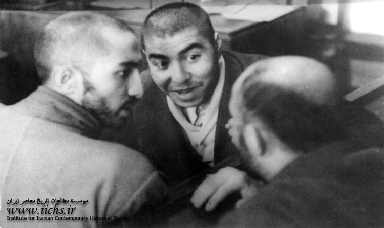 گفت‌وگوی شهیدان نواب صفوی، خلیل طهماسبی و سیدمحمد واحدی در حاشیه دادگاه نظامی