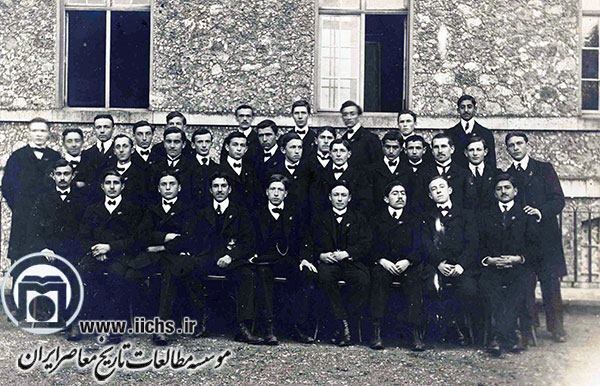 عیسی صدیق اعلم و جمعی دیگر از فارغ‌التحصیلان ایرانی و خارجی دانشسرای ورسای فرانسه