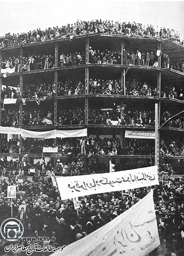نمایی از حضور راه‌پیمایان روز عاشورای حسینی(ع) در ساختمانی واقع در خیابان انقلاب تهران که به محل تجمع انقلابیون تبدیل شده بود (سال 1357)