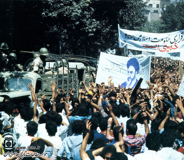 نمایی از یکی از راه‌پیمایی‌های انقلاب اسلامی در تهران (سال 1357)