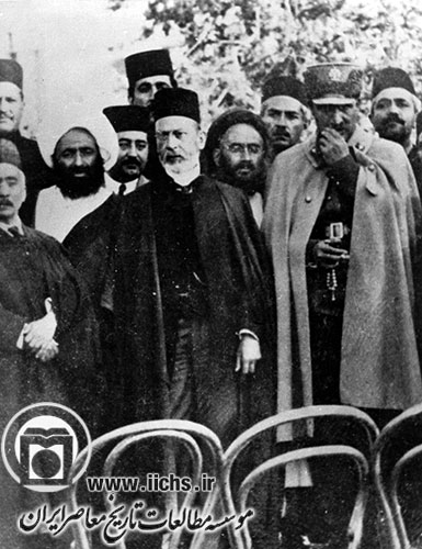 رضاخان سردارسپه و حسین پیرنیا (رئیس مجلس شورای ملی) و چند تن از نمایندگان  مجلس (سال 1303)