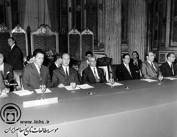 محمدرضا پهلوی، حسنعلی منصور و علینقی عالیخانی در کنفرانس سران سه کشور ایران، ترکیه و پاکستان در استامبول
