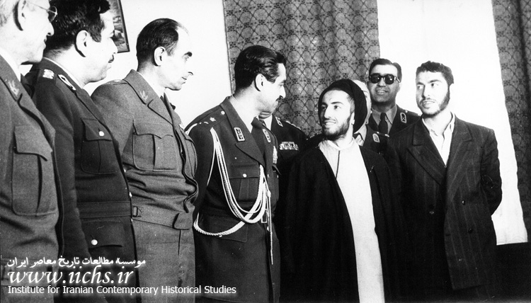 لحظات اولیه دستگیری شهیدان نواب صفوی و سیدمحمد واحدی در فرمانداری نظامی تهران (آذر 1332)