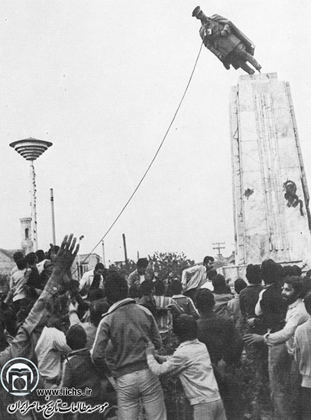 تهران؛ به زیر کشیدن مجسمه پهلوی دوم در پی فرار وی از ایران (27 دی‌ماه 1357)