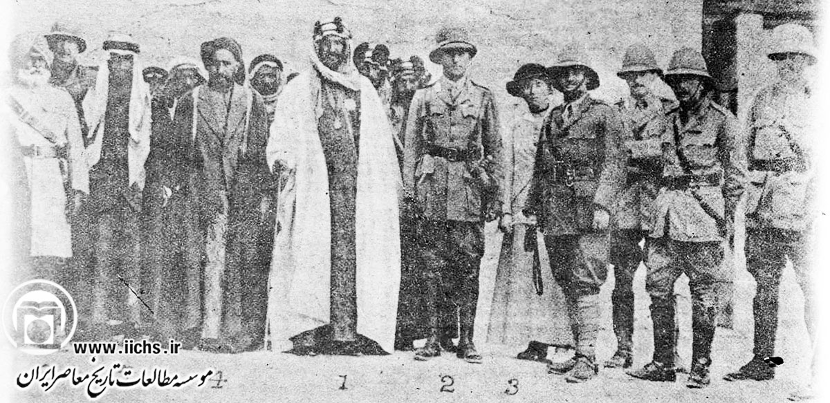 شیخ خزعل به اتفاق امیرعبدالعزیز آل سعود و چند تن از افسران انگلیسی در کویت