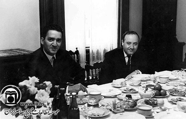 علی‌نقی عالیخانی، وزیر اقتصاد، و رکن‌الدین سادات تهرانی بر سر میز غذا در خارج از کشور