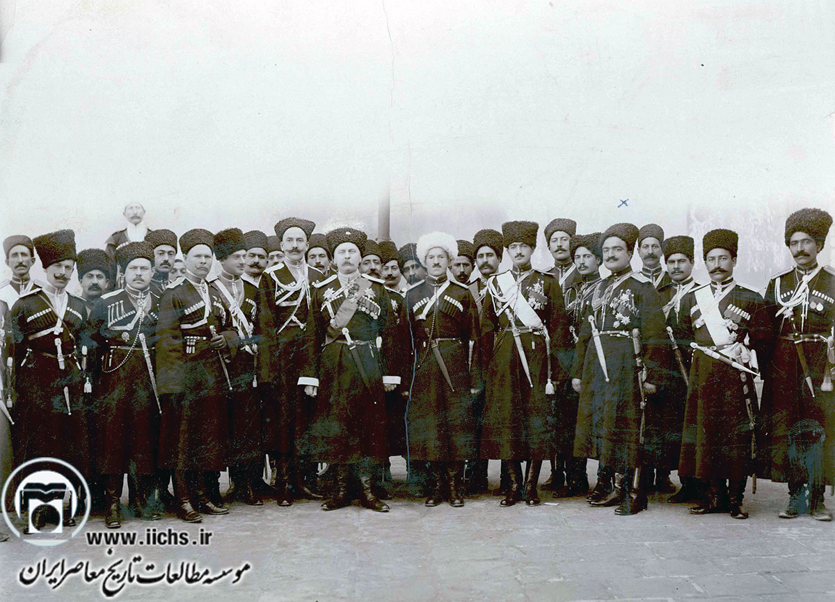  جمعی از صاحب‌منصبان و افسران روسی و ایرانی قزاقخانه در اواخر دوره قاجاریه