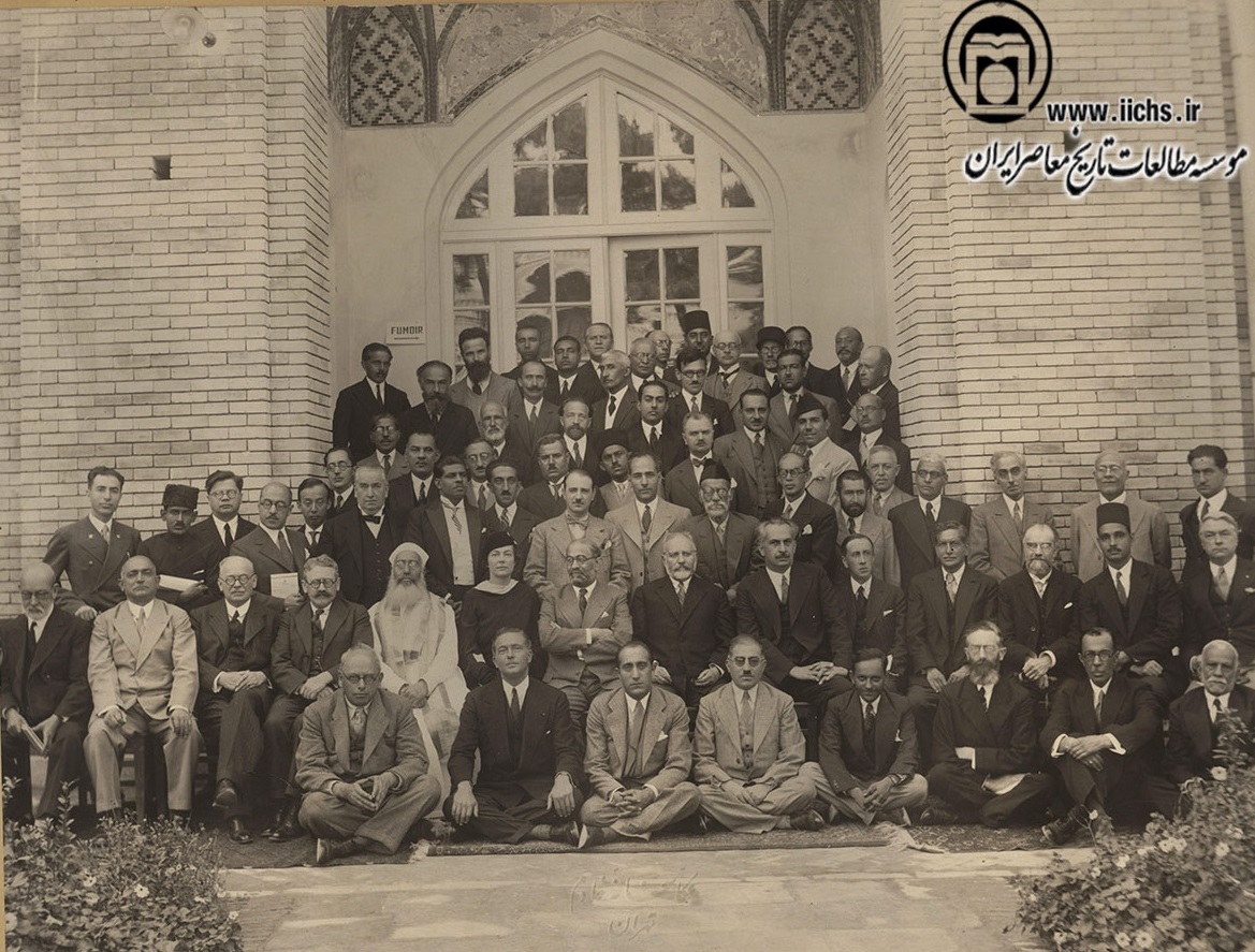 اعضای ایرانی و خارجی شرکت‌کننده در کنگره بزرگداشت هزارمین سال تولد فردوسی در محوطه مدرسه دارالفنون
