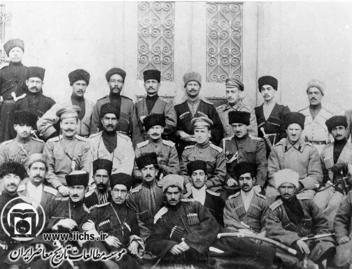 رضاخان، فرمانده تیپ مختلط همدان، در میان جمعی از افسران ایرانی و روسی تحت  فرمان خود در روز قبل از کودتای 1299