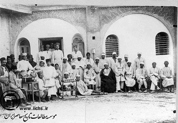 جنگ جهانی اول. جمعی از مجروحان جنگی دوران مهاجرت در یکی از بیمارستان‌های صحرایی (سال 1335ق)