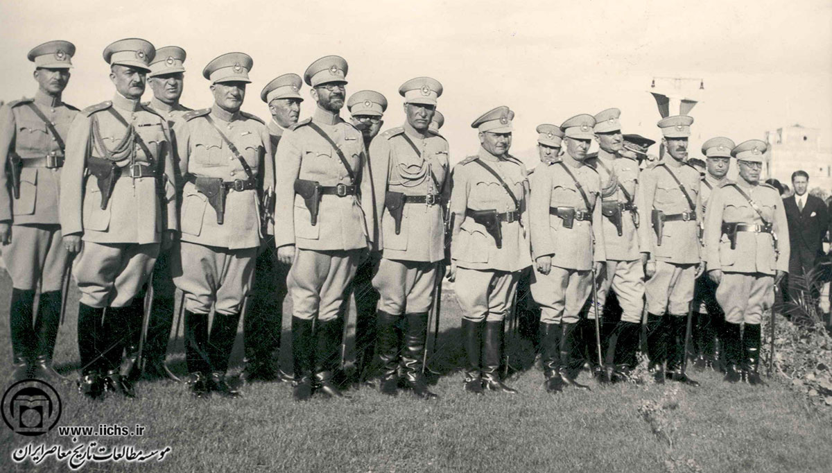 جمعی از امرا و صاحب منصبان ارتش در جریان بازدید رسمی رضاشاه از یک محل